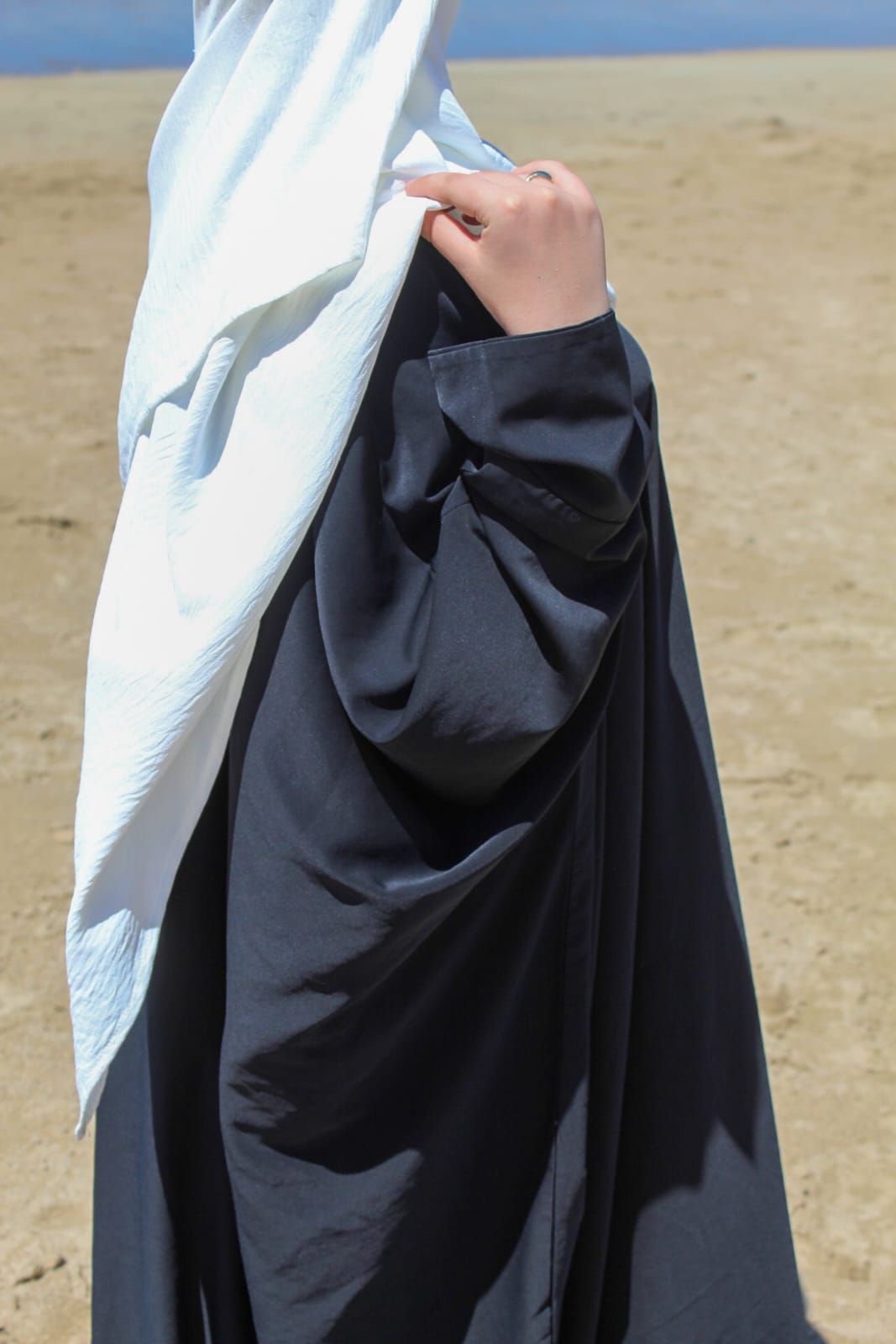 JUDE - Élégance naturelle en abaya ouverte